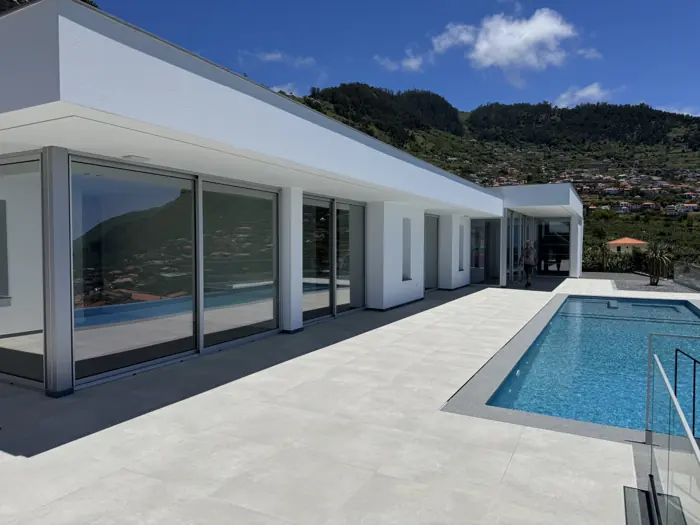 The house and the pool seen from the garden