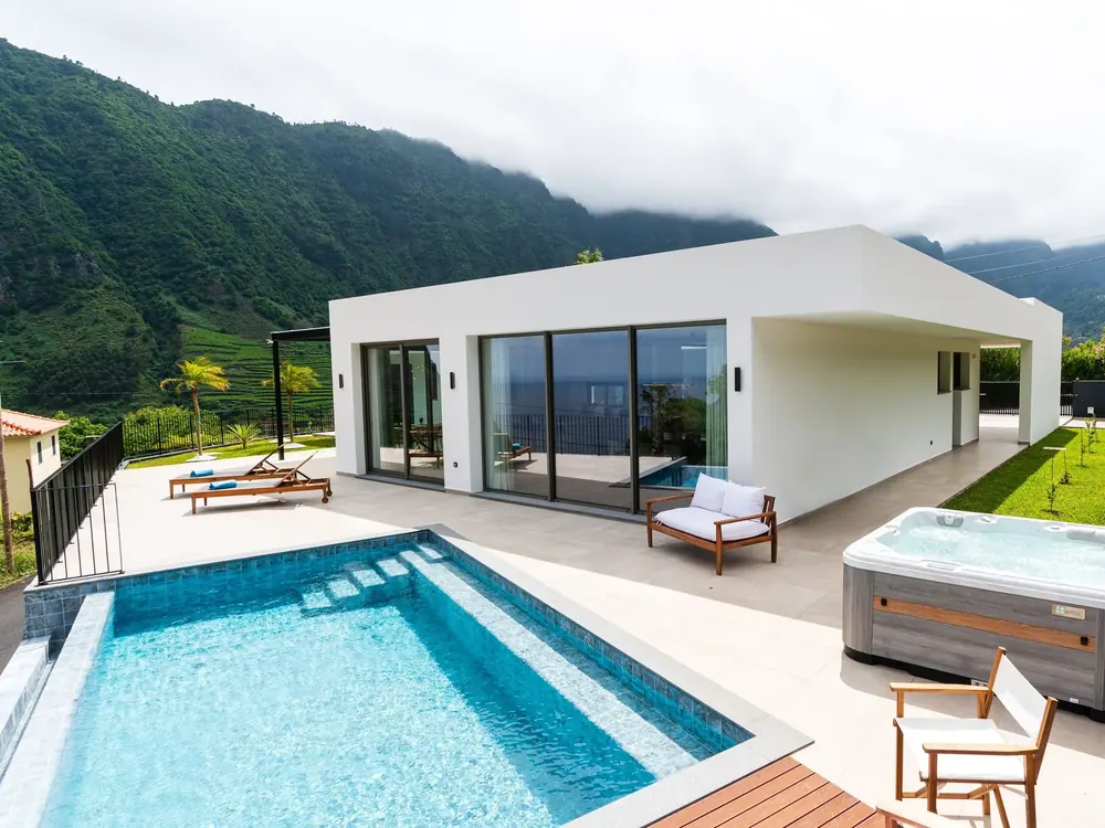 The pool of Elysium São Vicente with the mountains behind it